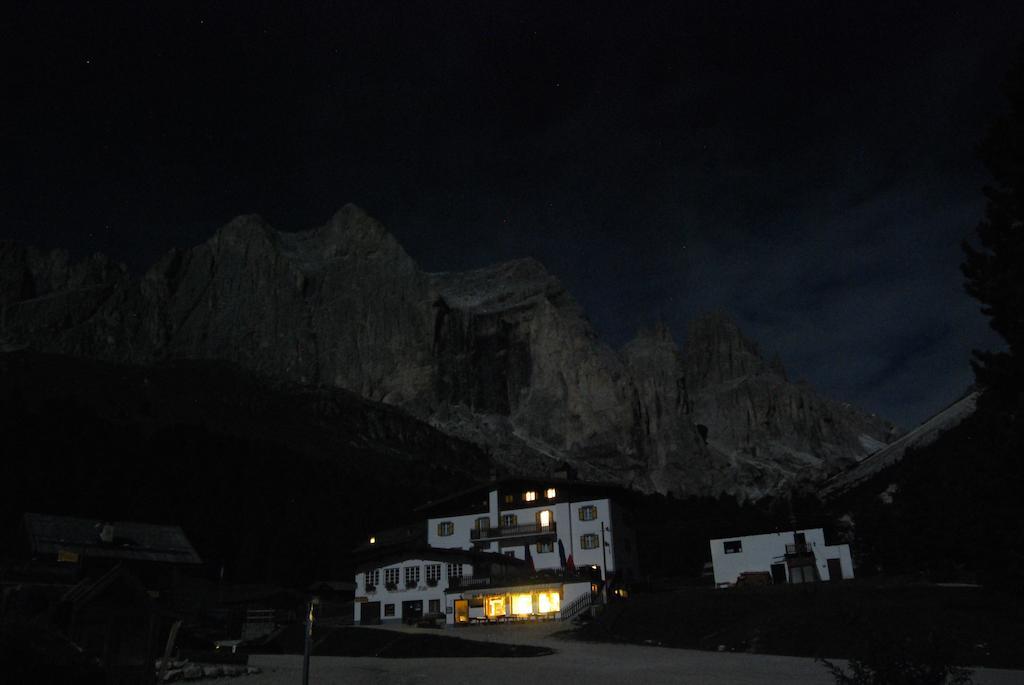 Hôtel Rifugio Gardeccia Hutte à Pozza di Fassa Extérieur photo